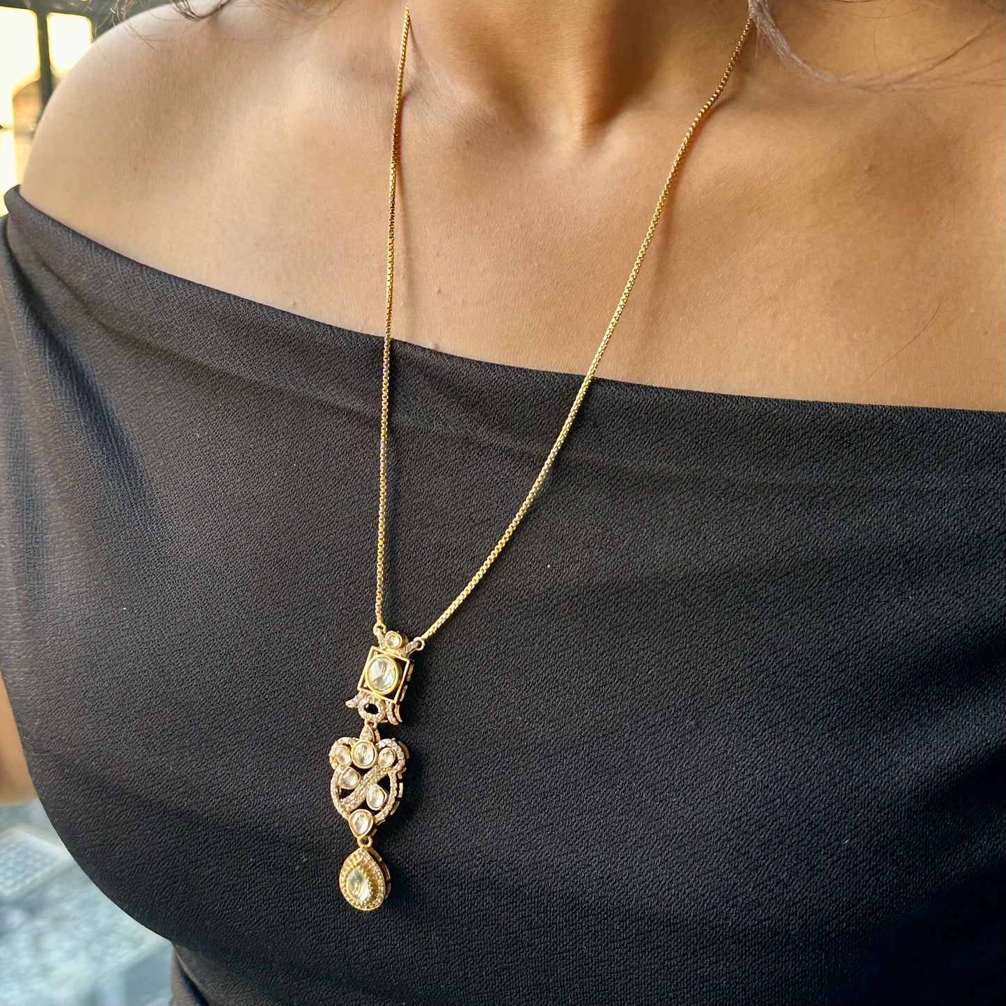 Aarna Kundan Pendant Set