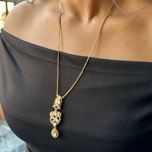 Aarna Kundan Pendant Set